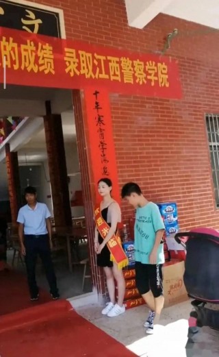 香港二四六开奖免费资料唯美图库_ 江西男孩考入江西警察学院。 亲戚来给他敬酒，父母大喊：铁饭碗！