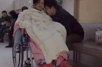 2024澳门今晚开码_ 2015年，一名26岁的上海女子罹患癌症晚期，冒着生命危险生下儿子。 她去世后，她的丈夫另选了妻子并再婚。
