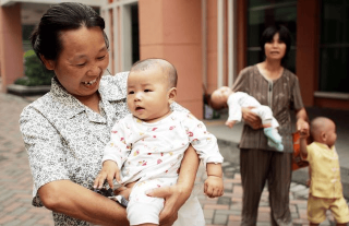 新奥资料免费精准_ 90后观点：有了两个孩子，儿子可以继承家产，女儿可以赡养老人。