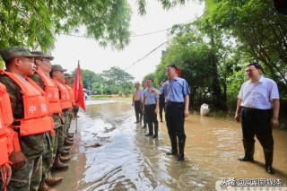 管家婆一肖一码一中一特_ 省委书记乘坐救援船进入村里巷子检查受灾情况。